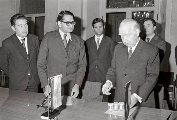 Alexandre Vinogradov and Narendra Bkhandari 469216 26.12.1972 Vice president of the USSR Academy of Sciences, Alexandre Vinogradov, right, presenting representative of the Indian Academy of Sciences, Narendra Bkhandari, with samples of moon soil delivered by the Luna-16 and Luna-20 Soviet automatic stations. Alexander Sputnik Moscow Russia  Copyright: xAlexanderx