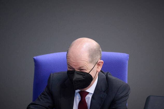 News Bilder des Tages Plenarsitzung im Bundestag in Berlin Olaf Scholz (Bundeskanzler, SPD) während des TOP Änderung des Infektionsschutzgesetzes im Rahmen der Sitzung des Deutschen Bundestags am 18.03.2022 in Berlin. Berlin Bundestag Berlin Deutschland *** Plenary session in the Bundestag in Berlin Olaf Scholz Chancellor, SPD during the TOP Amendment of the Infection Protection Act during the session of the German Bundestag on 18 03 2022 in Berlin Berlin Bundestag Berlin Germany