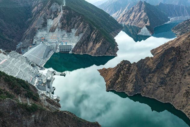 IMAGO Nature: Unsere Erde, Energiequellen, Wasserkraft (220318) -- YAJIANG, March 18, 2022 -- Aerial photo taken on March 17, 2022 shows Lianghekou hydropower plant on the Yalong River in Tibetan Autonomous Prefecture of Garze, southwest China s Sichuan Province. With the last 500,000-kW power generation unit officially putting into use, the Lianghekou hydropower plant built at an average altitude of 3,000 meters, the highest one of its kind in China, went fully operational on Friday. With a planned total installed capacity of 3 million kW and an approved investment of 66.5 billion yuan (about 10.5 billion U.S. dollars), construction of the project started in October 2014 and is expected to be fully completed by 2023, according to the Yalong River Hydropower Development Company, Ltd. The 