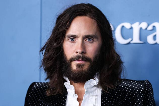 Entertainment Bilder des Tages Global Premiere Of Apple TV+ s WeCrashed American actor Jared Leto wearing a studded Gucci suit and gloves arrives at the Global Premiere Of Apple TV+ s WeCrashed held at the Academy Museum of Motion Pictures on March 17, 2022 in Los Angeles, California, United States. Academy Museum of Motion Pictures, Los Angeles, California California United States  Copyright: xImagexPressxAgencyx originalFilename: collin-globalpr220318_npw3z.jpg