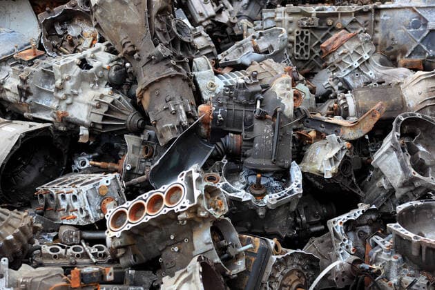 IMAGO Nature: Unsere Erde, Umweltverträgliche Herausforderungen, Recycling Altmetall, Teile von Automotoren und Getriebe, zum Recycling Scrap metal, parts of car engines and gearboxes, for recycling