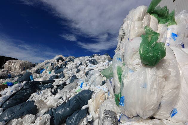 IMAGO Nature: Unsere Erde, Umweltverträgliche Herausforderungen, Recycling Plastikfolie von Verpackungen auf einer Halde in einem Recyclingbetrieb Plastic foils from packaging on a stockpile in a recycling plant