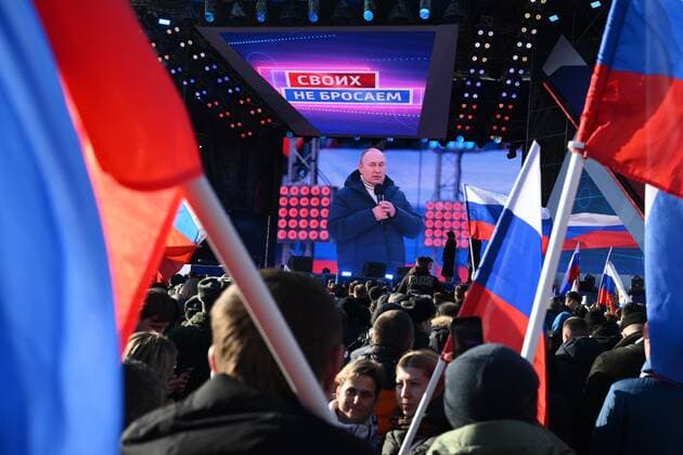 News Themen der Woche KW11 Russia Crimea Reunification Anniversary 8143775 18.03.2022 People watch a broadcasting of Russian President Vladimir Putin address during a concert marking the 8th anniversary of the referendum on the state status of Crimea and Sevastopol and its reunification with Russia, at Luzhniki Stadium in Moscow, Russia. Sputnik Moscow Russia  Copyright: xx