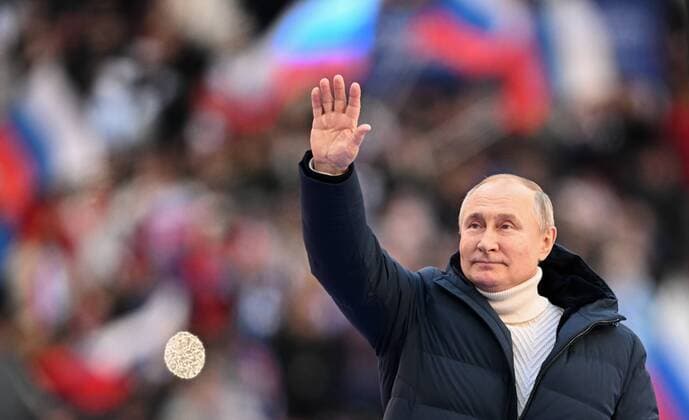 Bilder des Jahres 2022, News 03 M?rz News Themen der Woche KW11 Russia Crimea Reunification Anniversary 8143793 18.03.2022 Russian President Vladimir Putin waves during a concert marking the 8th anniversary of the referendum on the state status of Crimea and Sevastopol and its reunification with Russia, at Luzhniki Stadium in Moscow, Russia. Ramil Sitdikov Sputnik Moscow Russia  Copyright: xRamilxSitdikovx