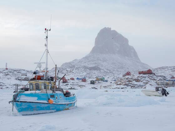 Settlement Ikerasak near Uummannaq during winter in northern Westgreenland beyond the arctic circle. North America, Greenland, Danish territory MartinZwick REDA&CO 1028_11_MZW14562