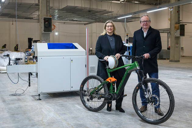 Wirtschaftsministerin Anke Rehlinger besucht am Mittwoch (16.03.2022) in Sankt Ingbert die Abustelle der neuen Produktionsstätte des Fahrzeugherstellers Kettler und macht sich ein Bild von den Baufortschritten. Ab April 2022 soll hier die Produktion von E-Bikes starten. Rund 300 Arbeitsplätze entstehen am neuen Produktionsstandort. Im Bild: Kettler Geschäftsführer Egbert Hageböck (re.) führt Anke Rehlinger (li.) durch die Produktionshallen. *** Minister of Economic Affairs Anke Rehlinger visits on Wednesday 16 03 2022 in Sankt Ingbert the Abustelle of the new production facility of the vehicle manufacturer Kettler and makes itself a picture of the construction progress From April 2022, the production of E Bikes is to start here Arou bub