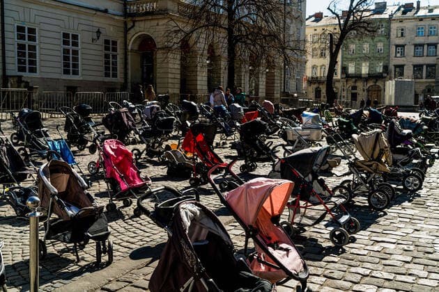 News Themen der Woche KW11 News Bilder des Tages March 18, 2022, Lviv, Ukraine: Strollers seen in Rynok Square during the memorial. 109 strollers have been arranged in several rows in Rynok Square in memory and honour of the 109 children killed by the war in Ukraine up to date. Lviv Ukraine - ZUMAs197 20220318_zaa_s197_030 Copyright: xVincenzoxCircostax