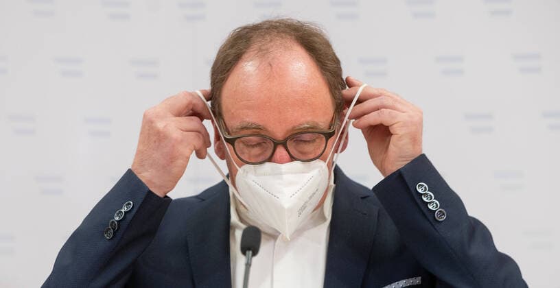 20220318 Pressekonferenz des Gesundheitsministers zur aktuellen Corona-Lage WIEN, OESTERREICH - 18. MAERZ: Sozialminister Johannes Rauch (Gruene) bei einer Pressekonferenz zur aktuellen Corona-Lage und dem weiteren Vorgehen der Bundesregierung im Sozialministerium am 18. Maerz 2022 in Wien, Oesterreich. 220318_SEPA_32_041 Copyright: xMartinxJuenx SEPAxMedia