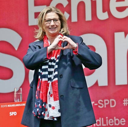 News Bilder des Tages 18.03.2022, xmohx, Politik , Kanzler Olaf Scholz im Saarland emspor, v.l. Anke Rehlinger (Stellvertretende Ministerpräsidentin des Saarlandes SPD) (DFL DFB REGULATIONS PROHIBIT ANY USE OF PHOTOGRAPHS as IMAGE SEQUENCES and or QUASI-VIDEO) Neunkirchen *** 18 03 2022, xmohx, Politics , Chancellor Olaf Scholz in Saarland emspor, v l Anke Rehlinger Deputy Prime Minister of Saarland SPD DFL DF DFB REGULATES PROHIBIT ANY USE OF PHOTOGRAPHS as IMAGE SEQUENCES and or QUASI VIDEO Neunkirchen