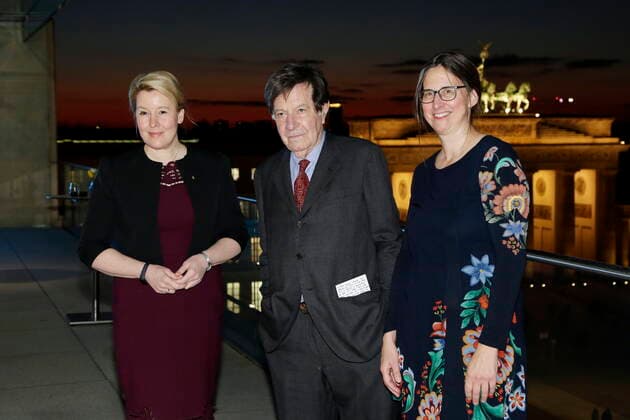 18.03.2022, Berlin, Deutschland - Grosser Kunstpreis Berlin 2022 an Richard Peduzzi - Preisverleihung in der Akademie der Kuenste am Pariser Platz in Berlin. Foto: v.l. Franziska Giffey, Regierende Buergermeisterin von Berlin, Richard Peduzzi, Preistraeger Grosser Kunstpreis Berlin 2022 und Kathrin Roeggla, Vizepraesidentin der Akademie der Kuenste.