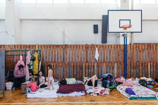 News Themen der Woche KW11 News Bilder des Tages UZHHOROD, UKRAINE - MARCH 18, 2022 - Almost 300 internally displaced persons who fled the Russian invasion live in a gym of an academic institution, Uzhhorod, Zakarpattia Region, western Ukraine. IDPs in Uzhhorod  Copyright: xSerhiixHudakx