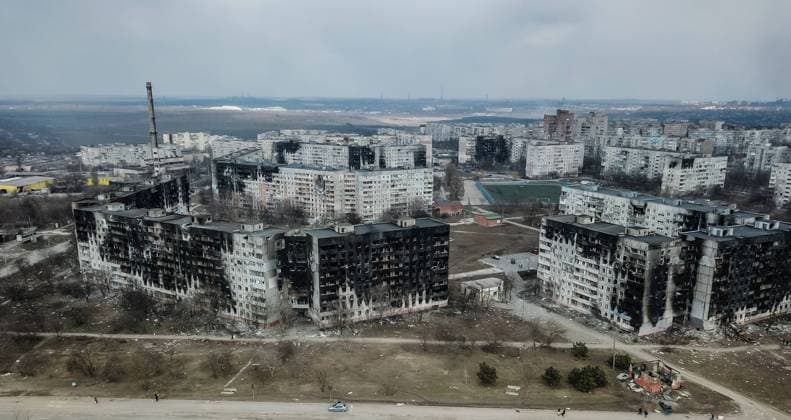 Ukraine-Krieg, Jahrestag der Invasion, Chronologie der Ereignisse, Archivbilder News Bilder des Tages DPR LPR Russia Ukraine Military Operation 8144458 18.03.2022 An aerial views shows residential buildings damaged by shelling on the corner of Zaporozhskoe highway and Shevchenko boulevard in the city of Mariupol, Donetsk People s Republic. The city has been a site of intense fighting in recent weeks. Alexey Kudenko Sputnik Mariupol Donetsk People s Republic  Copyright: xAlexeyxKudenkox
