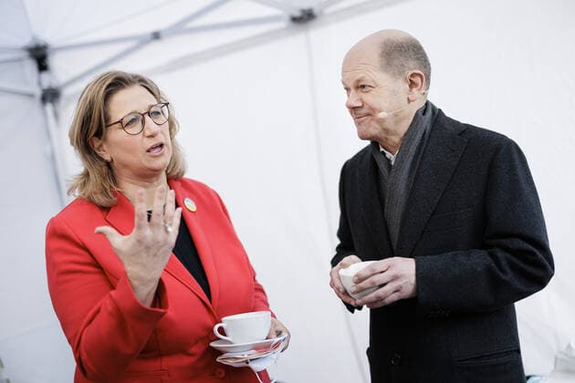 Olaf Scholz (SPD), Bundeskanzler, aufgenommen im Rahmen einer Gemeinsame Kundgebung mit Anke Rehlinger, Stellvertretende Ministerpraesidentin des Saarlandes und Spitzenkandidatin der Saar-SPD in Neunkirchen, am 27.03.2022 sind im Saarland Landtagswahl. 18.03.2022. Neunkirchen Deutschland *** Olaf Scholz SPD , Federal Chancellor, taken at a joint rally with Anke Rehlinger, Deputy Prime Minister of Saarland and top candidate of the Saar SPD in Neunkirchen, on 27 03 2022 are in Saarland state elections 18 03 2022 Neunkirchen Germany Copyright: xFelixxZahn photothek.netx