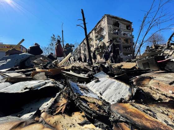 Ukraine-Krieg, Jahrestag der Invasion, Chronologie der Ereignisse, Archivbilder March 18, 2022, Kyiv, Kyiv Oblast, Ukraine: A view of a residential building destroyed by a Russian shelling attack. As Russia intensified offensive bombardment and airstrikes while encircling the capital city of Ukraine, six residential buildings a kindergarten and a school were hit by shelling, killing at least one civilian and injuring dozens. Kyiv Ukraine - ZUMAs197 20220318_zaa_s197_282 Copyright: xMohammadxJavadxAbjoushakx