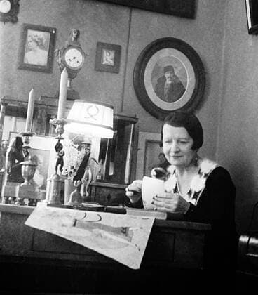 BALLERINA GELTSER 53424 19.03.1933 Ballerina Yekaterina Geltser looking at photos. Dmitry Debabov Sputnik Moscow Russia  Copyright: xDmitryxDebabovx