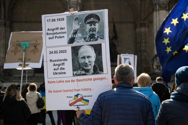 News Themen der Woche KW11 News Bilder des Tages Hunderte demonstrieren in Solidarität mit der Ukraine Wenige hundert Menschen versammelten sich am 19.3.2022 in München, um gegen die rissische Invasion in der Ukraine zu demonstrieren. Die Demonstrierenden forderten die Ermordung von Wladimir Putin und manche stellten ihn mit Josef Stalin oder gar Adolf Hitler gleich. - A few hundreds gathered in Munich, Germany on March 19, 2022 to protest against the Russian invasion of Ukraine. The protestors demanded to kill the president of the Russian Federation Vladimir Putin and some equated Putin with Josef Stalin or even Adolf Hilter. München Bayern Deutschland Copyright: xAlexanderxPohlx