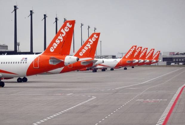 21.02.2022, Schoenefeld, Brandenburg, GER - Flugzeuge der easyJet parken auf dem Vorfeld des Flughafen BER. (abgestellt, Airline, Alltag, aussen, Aussenaufnahme, Billigflieger, Billigfluggesellschaft, Brandenburg, deutsch, Deutschland, easy Jet, easyJet, Europa, europaeisch, Fernreise, Flieger, Fluggesellschaft, Fluglinie, Flugreise, Flugtechnik, Flugverkehr, Flugzeuge, Gesellschaft, Jahreszeit, Luftfahrt, Luftfahrtgesellschaft, Luftfahrtunternehmen, Luftverkehr, Maschinen, niemand, parken, Parkposition, Passagierflugzeuge, Passagiermaschinen, QF, Querformat, Reise, Schoenefeld, Tourismus, Transport, Unternehmen, Verkehr, Verkehrsflugzeuge, Verkehrsmaschinen, verreisen, Vorfeld, Westeuropa, Winter, Wirtschaft, zivile Luftfahrt, Zivilluftfah