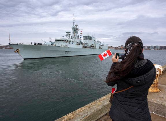 News Bilder des Tages March 19, 2022, Halifax, NS, Canada: A woman takes a photo as HMCS Halifax departs Halifax in support of NATO™s deterrence measures in eastern Europe on Saturday, March 19, 2022. Halifax Canada  - ZUMAc35_ 20220319_zaf_c35_008 Copyright: xAndrewxVaughanx