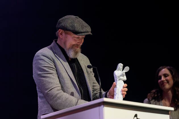 Lars Mikkelsen modtager Bodil for bedste mandlige birolle for Venuseffekten. Bodilpriserne 2022 uddeles i Folketeatret i Koebenhavn, loerdag den 19. marts 2022.. , Copenhagen Denmark