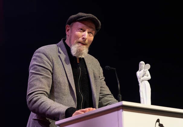 Lars Mikkelsen modtager Bodil for bedste mandlige birolle for Venuseffekten. Bodilpriserne 2022 uddeles i Folketeatret i Koebenhavn, loerdag den 19. marts 2022.. , Copenhagen Denmark