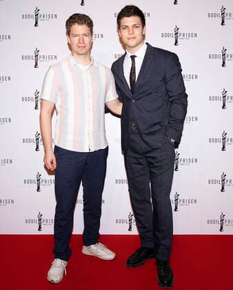 Alex Hoegh Andersen (th) paa den roede loeber. Bodilpriserne 2022 uddeles i Folketeatret i Koebenhavn, loerdag den 19. marts 2022.. , Copenhagen Denmark