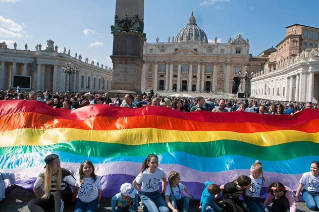 Bilder des Jahres 2022, News 03 März News Themen der Woche KW11 News Bilder des Tages Italy, Rome, Vatican, 2022 03 20.People hold a peace flag as they attend Pope Francis Angelus noon prayer he recited from the window of his studio overlooking St.Peter s Square, at the Vatican. Photograph by Alessia Giuliani Catholic Press Photo. RESTRICTED TO EDITORIAL USE - NO MARKETING - NO ADVERTISING CAMPAIGNS.  Copyright: xALESSIAxGIULIANIx xipa-agency.nex xAlessiaxgiulianix