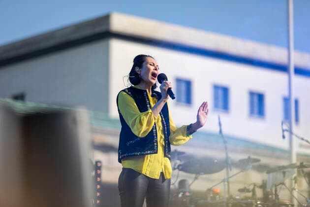 , Natalia Klitschko singt auf der Bühne am Brandenburger Tor beim Friedenkonzert Peace of Love mit Daniel Leon den Song Better Day. Berlin Berlin Deutschland