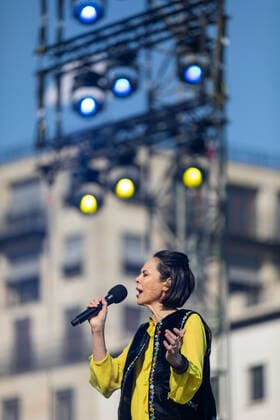 , Natalia Klitschko singt auf der Bühne am Brandenburger Tor beim Friedenkonzert Peace of Love mit Daniel Leon den Song Better Day. Berlin Berlin Deutschland