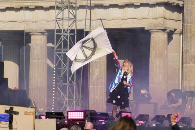 Sound of Peace Kundgebung vor dem Brandenburger Tor zum Protest gegen den Ukraine-Krieg, Berlin Sound of Peace Kundgebung vor dem Brandenburger Tor zum Protest gegen den Ukraine-Krieg. Mia mit Band und Friedensfahne