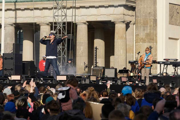Sound of Peace Kundgebung vor dem Brandenburger Tor zum Protest gegen den Ukraine-Krieg, Berlin Sound of Peace Kundgebung vor dem Brandenburger Tor zum Protest gegen den Ukraine-Krieg. Frury in the Slaughterhouse aus Hannover live on stage.