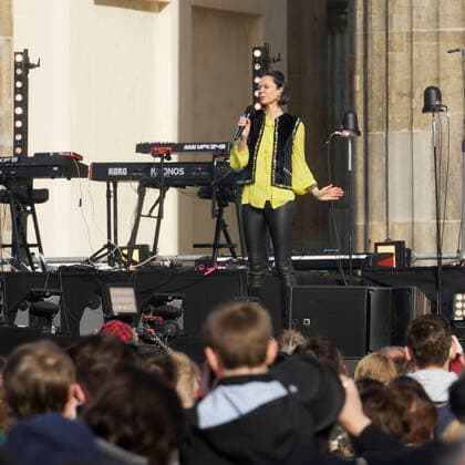 Sound of Peace Kundgebung vor dem Brandenburger Tor zum Protest gegen den Ukraine-Krieg. Natalia Klitschko live . Sound of Peace Kundgebung vor dem Brandenburger Tor zum Protest gegen den Ukraine-Krieg. Natalia Klitschko live .