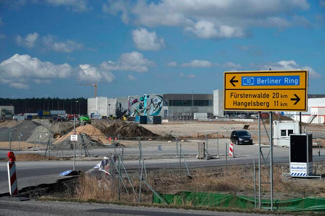 Auf der Großbaustelle der Gigafactory 4 laufen die Bauarbeiten auf Hochtouren. Der US-Elektroautobauer Tesla hat am Freitag, den 04.03.2022, die finale Genehmigung für die Gigafactory im brandenburgischen Grünheide östlich von Berlin am Autobahnring erhalten. Elon Musk will am Dienstag, den 22.03.2022, persönlich die ersten in der Gigafactory 4 produzierten Model Y an Kundinnen und Kunden übergeben. Neben dem Tesla-Chef haben sich auch der Bundeskanzler Olaf Scholz (SPD) und andere Prominenz angesagt. Grünheide, 19.03.2022 *** On the large construction site of the Gigafactory 4, construction work is in full swing The U.S. electric car manufacturer Tesla has received on Friday, 04 03 2022, the final approval for the Gigafactory in Grü Foto:xT.xBartillax xFuturexImage