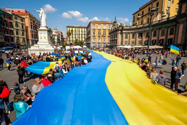 News Bilder des Tages Italy: ukrainian peace demonstration in naples the neapolitan ukrainian community marches through the streets of naples on 20 march 2022, to demand an end to the russian ukrainian conflict ABPH4279 Copyright: xAntonioxBalascox