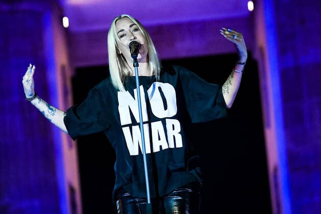 20.03.2022, xlakx, Entertainment Demo, Sound of Peace - Friedenskundgebung für die Ukraine emspor, v.l. Sarah Connor mit einem TShirt No War Berlin