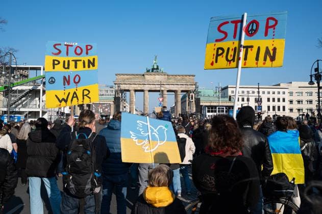 Bilder des Jahres 2022, News 03 März News Themen der Woche KW11 News Bilder des Tages 20.03.2022, Berlin, Deutschland, Europa - Friedenskundgebung und Benefiz-Konzert fuer die Ukraine unter dem Motto Sound of Peace am Brandenburger Tor im Bezirk Mitte. Auf der Buehne am Platz des 18. Maerz treten deutsche Kuenstler und Bands wie Peter Maffay, The BossHoss, Silbermond und viele mehr auf. Gleichzeitig sammeln die Veranstalter Geld fuer die Menschen in der Ukraine und in anderen Kriegsgebieten. *** 20 03 2022, Berlin, Germany, Europe Peace rally and benefit concert for Ukraine under the motto Sound of Peace at the Brandenburg Gate in the Mitte district German artists and bands such as Peter Maffay, The BossHoss, Silbermond and many more will perform on the stage at the Platz des 18 Maerz At the same time, the organizers are
