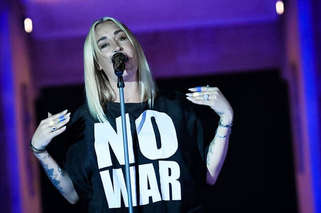 20.03.2022, xlakx, Entertainment Demo, Sound of Peace - Friedenskundgebung für die Ukraine emspor, v.l.Sarah Connor live auf der Buehne Berlin