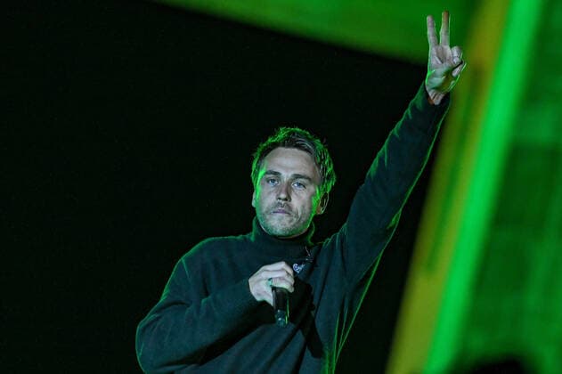 20.03.2022, xlakx, Entertainment Demo, Sound of Peace - Friedenskundgebung für die Ukraine emspor, v.l.Clueso(buergerl. Thomas Huebner) live auf der Buehne zeigt mit der linken Hand das Peace Zeichen Berlin
