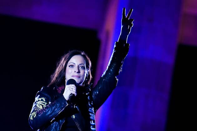20.03.2022, xlakx, Entertainment Demo, Sound of Peace - Friedenskundgebung für die Ukraine emspor, v.l.Silbermond (Stefanie Kloß) live auf der Buehne zeigt mit der linken hand das Peace Zeichen Berlin