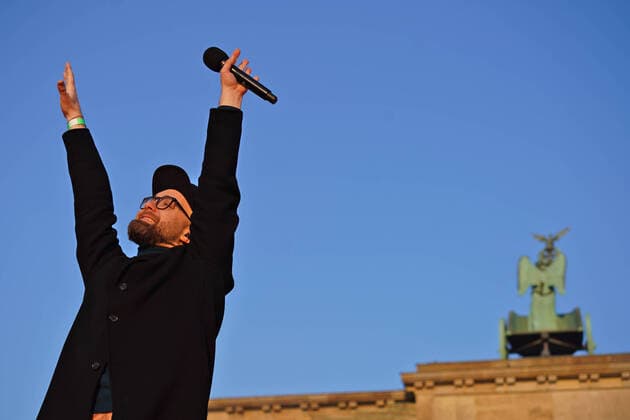 Sound of Peace am Brandenburger Tor 20.3.2022, Mark Forster Sound of Peace am Brandenburger Tor Berlin Brandenburger Tor Berlin GER