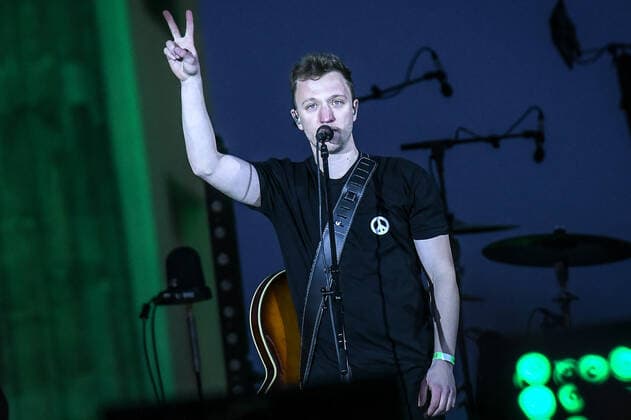 20.03.2022, xlakx, Entertainment Demo, Sound of Peace - Friedenskundgebung für die Ukraine emspor, v.l.Joris live auf der Buehne zeigt mit der rechten Hand das Peace zeichen Berlin