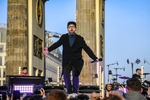 20.03.2022, xlakx, Entertainment Demo, Sound of Peace - Friedenskundgebung für die Ukraine emspor, v.l.Mark Forster live auf der Buehne Berlin
