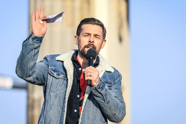 20.03.2022, xlakx, Entertainment Demo, Sound of Peace - Friedenskundgebung für die Ukraine emspor, v.l.Klaas Heufer-Umlauf live auf der Buehne Berlin