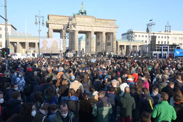 Sound of Peace Überblick der Veranstaltung mit vielen Menschen beim ãSOUND OF PEACE. Das große Friedensevent vor dem Brandenburger Tor am 20.03.2022