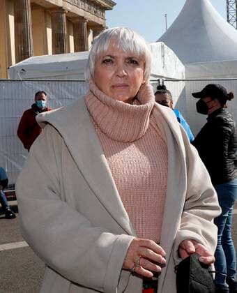 Kulturstaatsministerin Claudia Roth bei Sound of Peace - Friedensdemonstration am Brandenburger Tor Berlin. Redaktion Laurent, Berlin 20.03.22