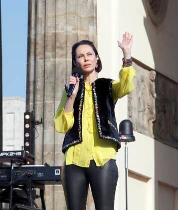 Natalia Kltischko bei Sound of Peace - Friedensdemonstration am Brandenburger Tor Berlin. Redaktion Laurent, Berlin 20.03.22