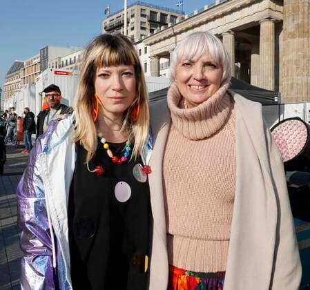 Entertainment Bilder des Tages Mieze Katz (von der Band MIA ), Claudia Roth bei Sound of Peace - Friedensdemonstration am Brandenburger Tor Berlin. Redaktion Laurent, Berlin 20.03.22