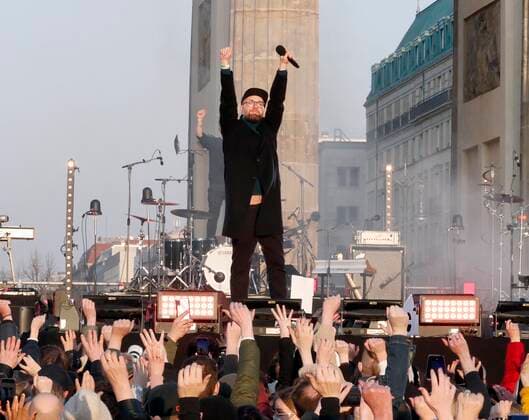 Mark Forster bei Sound of Peace - Friedensdemonstration am Brandenburger Tor Berlin. Redaktion Laurent, Berlin 20.03.22