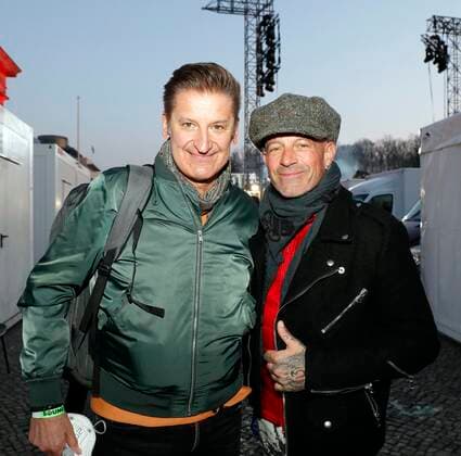 Hartmut Engler, Pascal KRavetz (Sänger von Udo Lindenberg Band) bei Sound of Peace - Friedensdemonstration am Brandenburger Tor Berlin. Redaktion Laurent, Berlin 20.03.22