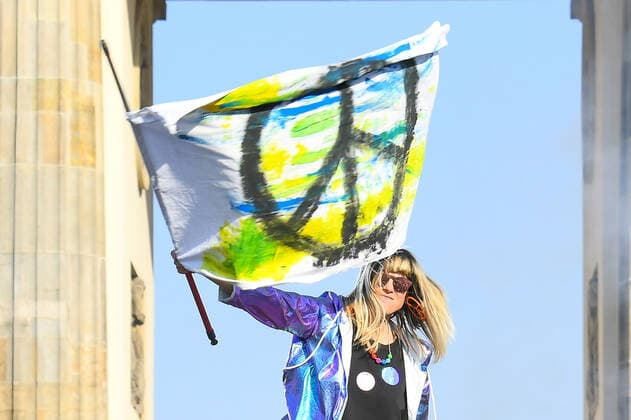 20.03.2022,Politik Demo, Sound of Peace -Friedenskundgebung für die Ukraine, v.l.Mia mit Peace Fahne auf der Buehne Berlin