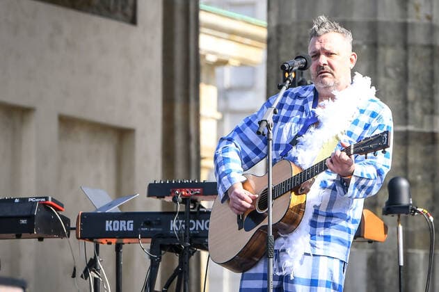 20.03.2022, xlakx, Entertainment Demo, Sound of Peace - Friedenskundgebung für die Ukraine emspor, v.l.Fortuna Ehrenfeld bei der Kundgebung und dem Friedenskonzert Sound Of Peace gegen den Krieg in der Ukraine am Brandenburger Tor Berlin